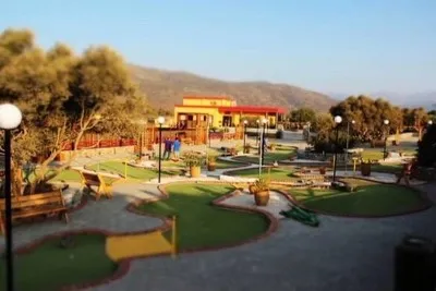  Mini golf and 18 holes to play in the Maze Amusement Park.