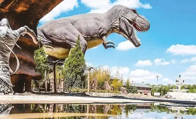  A giant dinosaur at the entrance to the pavilion in Wonderland Eurasia.